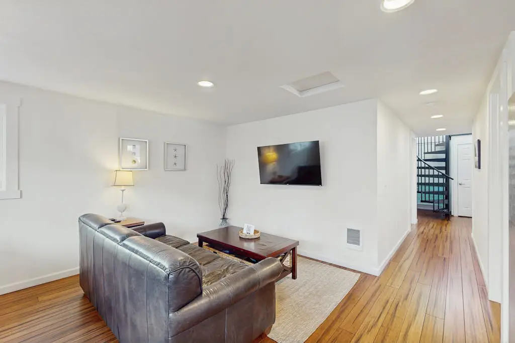 Downtown Condo with rooftop deck - just steps to beach, restaurants, & bars