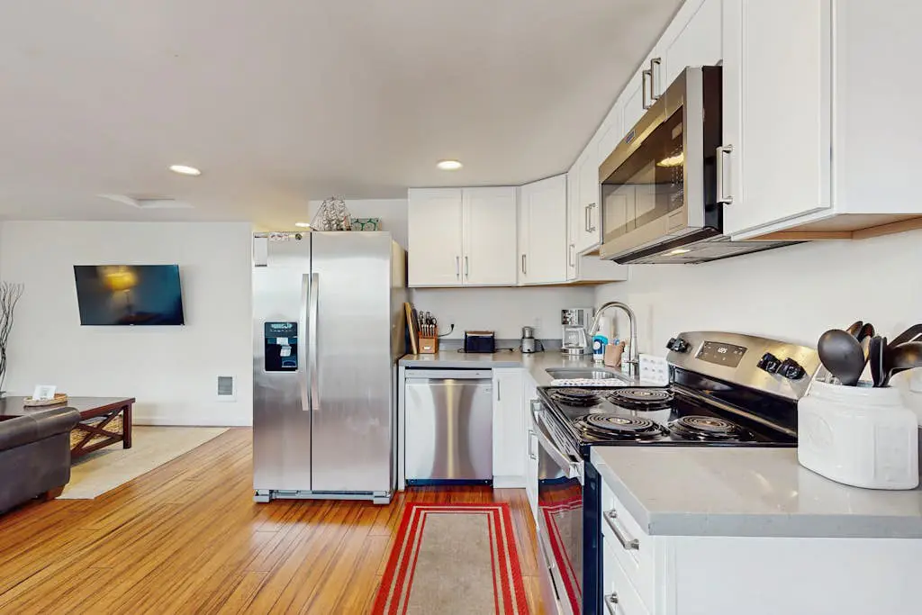 Downtown Condo with rooftop deck - just steps to beach, restaurants, & bars