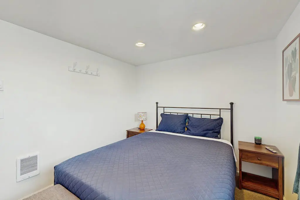 Downtown Condo with rooftop deck - just steps to beach, restaurants, & bars