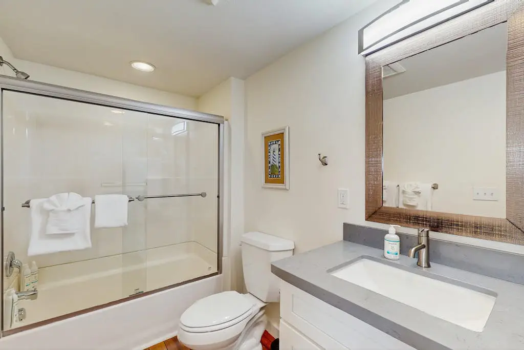 Downtown Condo with rooftop deck - just steps to beach, restaurants, & bars