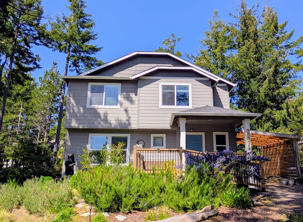 Brand-new home with hot tub, deck, fast WiFi, central AC, & great location