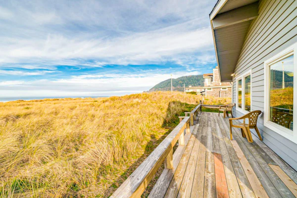 Oceanfront home with a deck, washer/dryer, fireplace - two dogs welcome