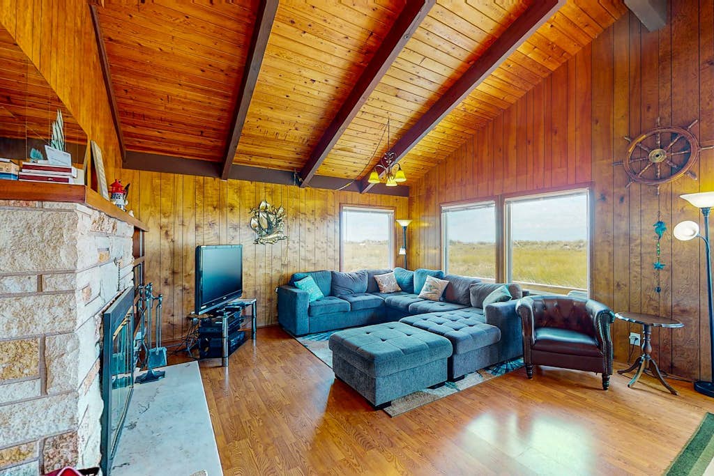 Oceanfront home with a deck, washer/dryer, fireplace - two dogs welcome