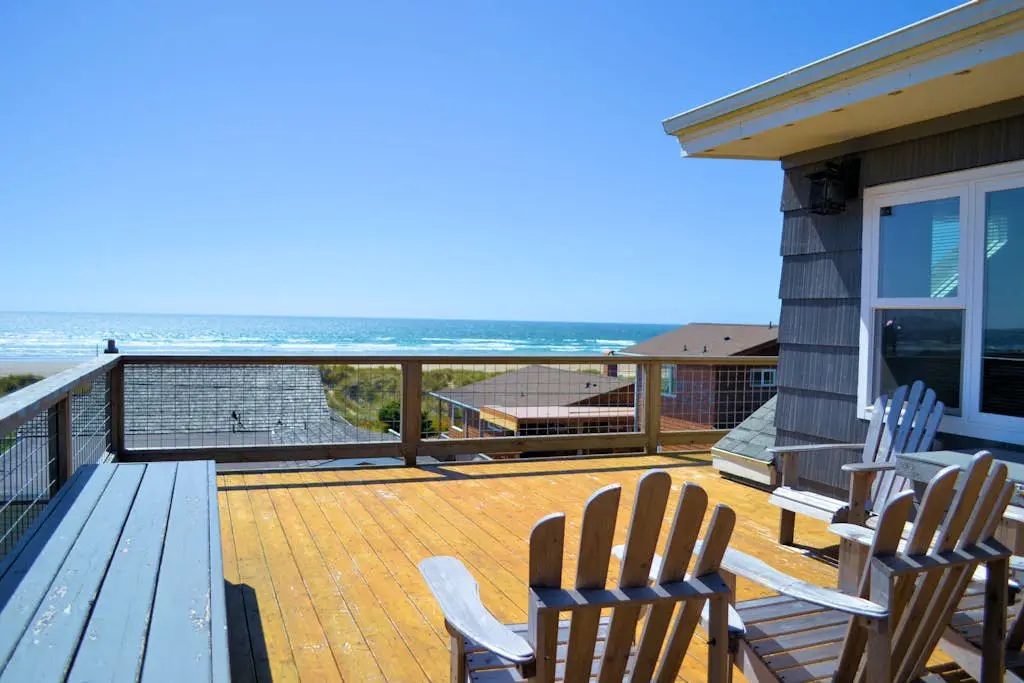 Gorgeous dog-friendly home with spectacular ocean views & deck - walk to Main St