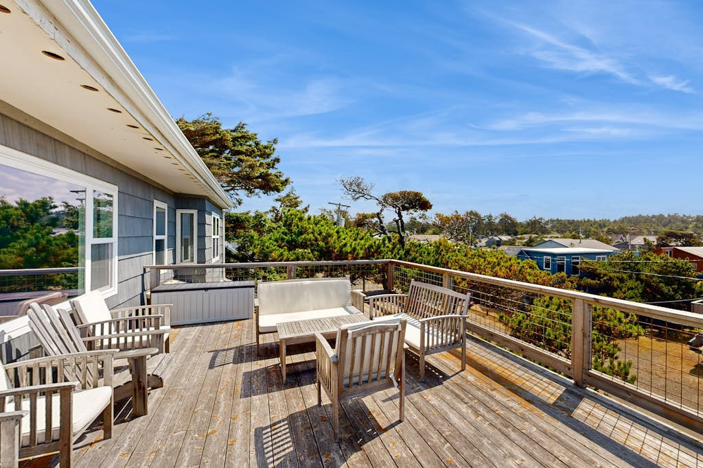 Gorgeous dog-friendly home with spectacular ocean views & deck - walk to Main St