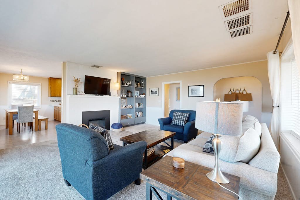 Gorgeous dog-friendly home with spectacular ocean views & deck - walk to Main St