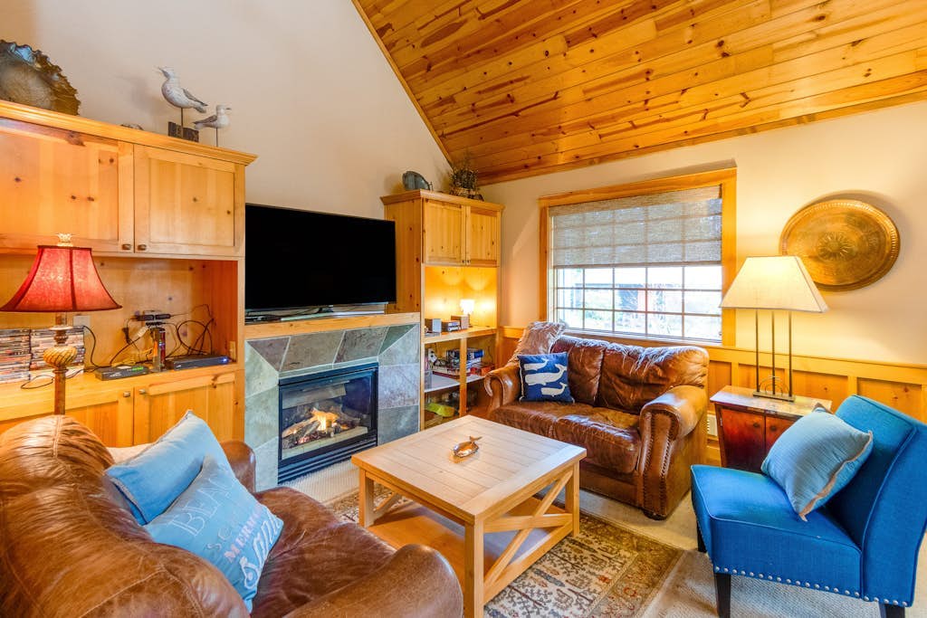 2-story dog-friendly 1 block from the beach with deck, patio, gas fireplace, W&D