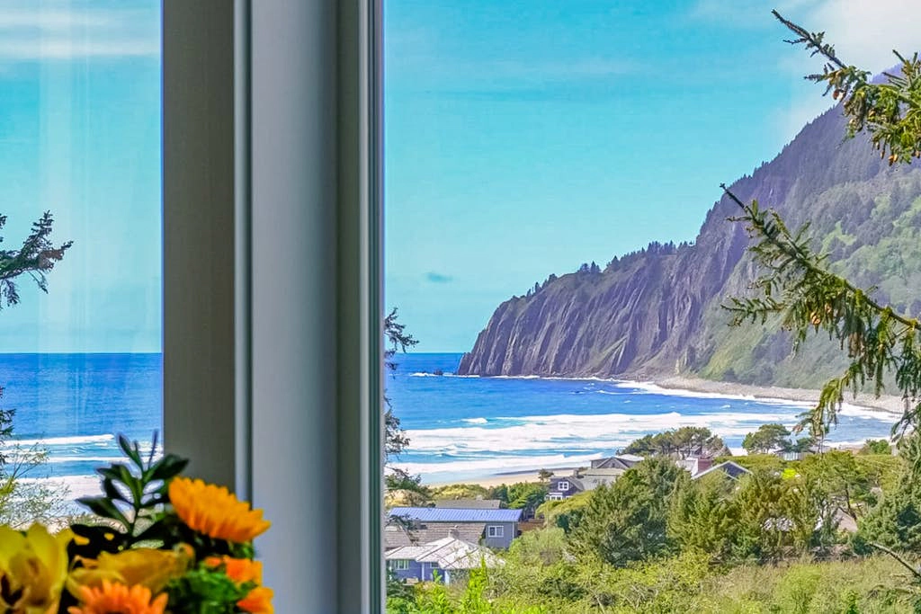 Luxe townhome with amazing ocean & mountain views - walk to beach & downtown