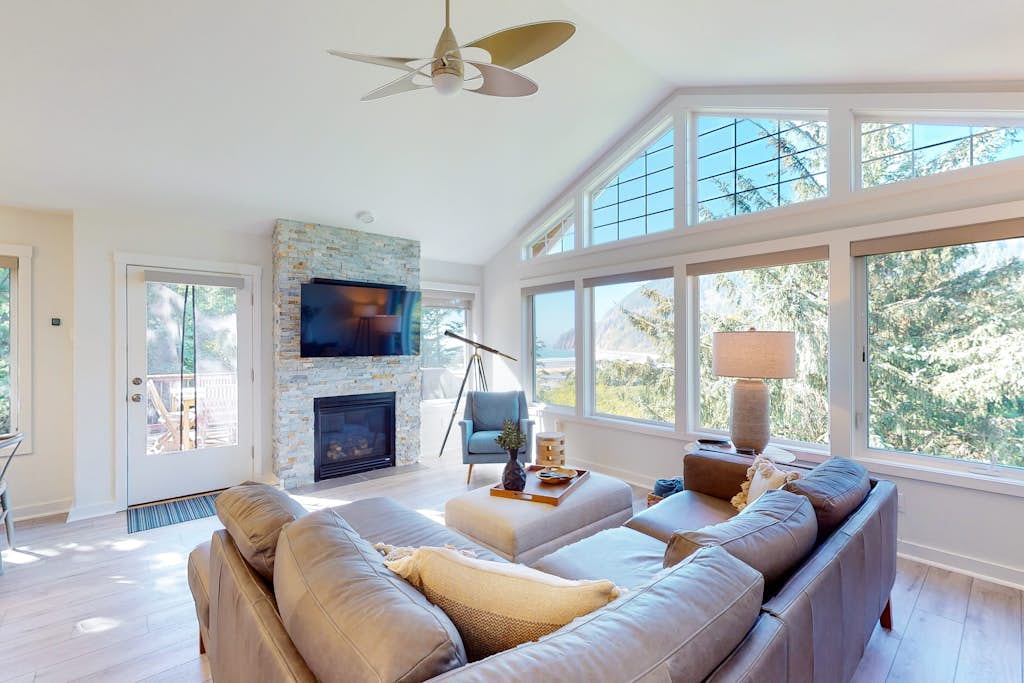 Luxe townhome with amazing ocean & mountain views - walk to beach & downtown