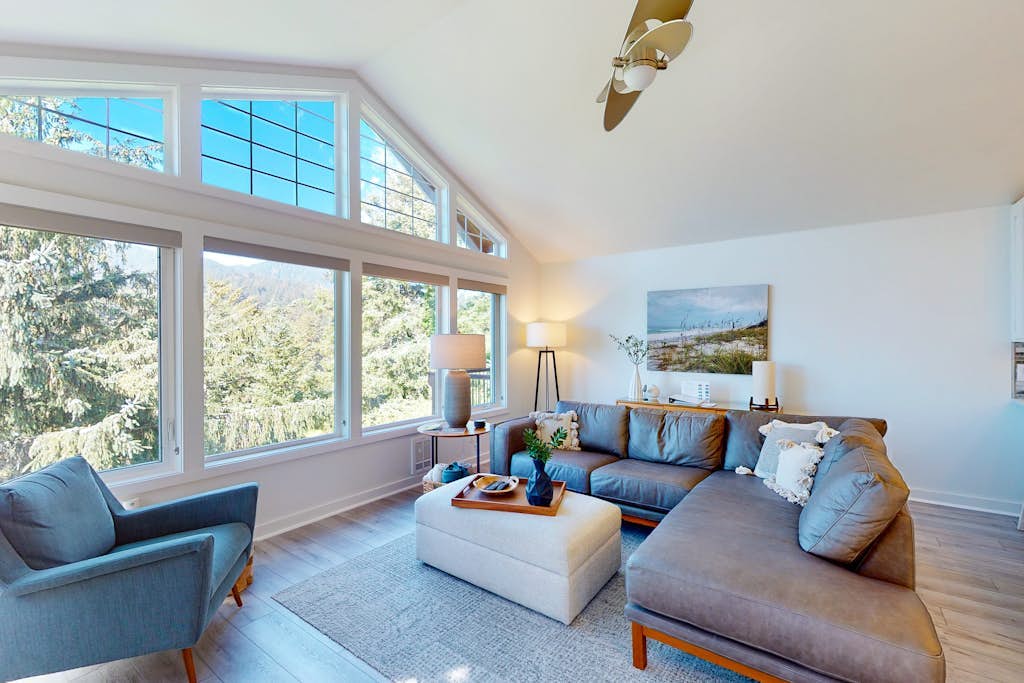 Luxe townhome with amazing ocean & mountain views - walk to beach & downtown