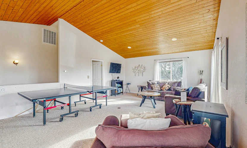 Walk to everything Ocean views, fireplace, & spacious deck
