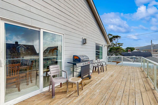 Walk to everything Ocean views, fireplace, & spacious deck