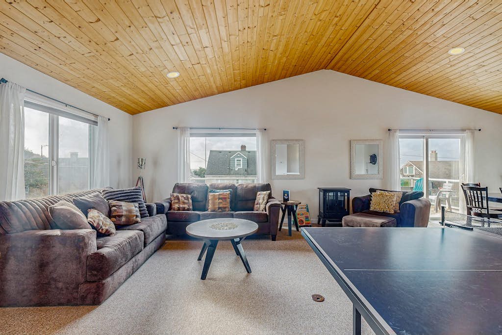 Walk to everything Ocean views, fireplace, & spacious deck