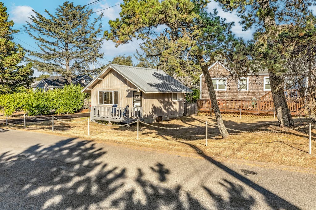 Charming & convenient cottage - one block from the beach & prom with front porch