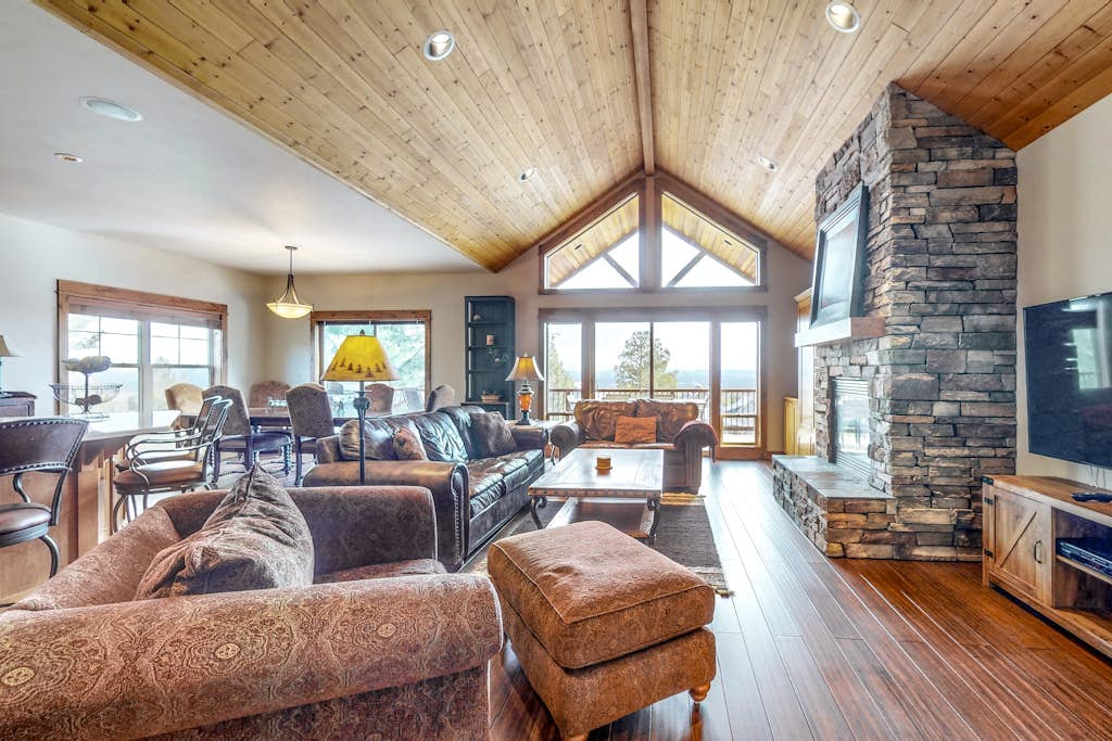 Large comfortable home withfireplaces, deck, & short walk to pool & hot tub
