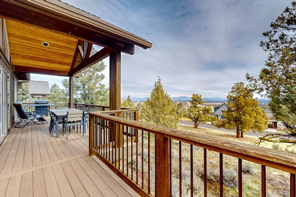 Large comfortable home withfireplaces, deck, & short walk to pool & hot tub