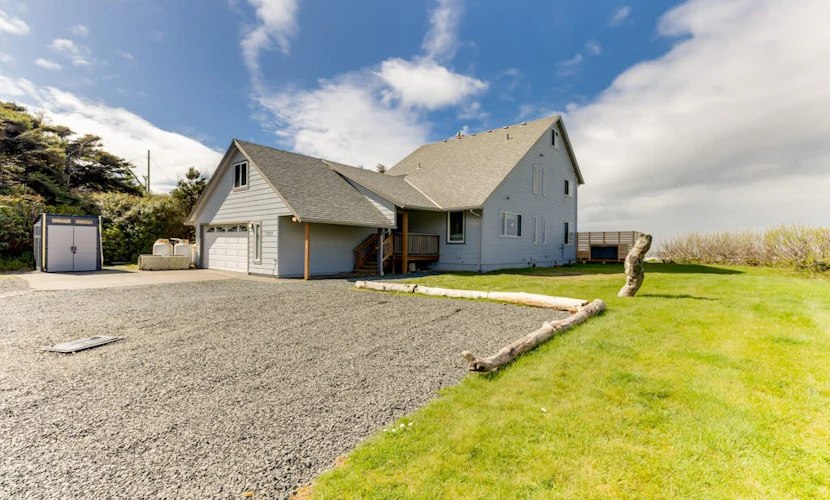 Oceanfront, dog-friendly gem with Castle Rock view, hot tub & beach access