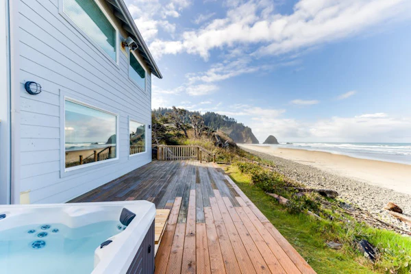 Oceanfront, dog-friendly gem with Castle Rock view, hot tub & beach access