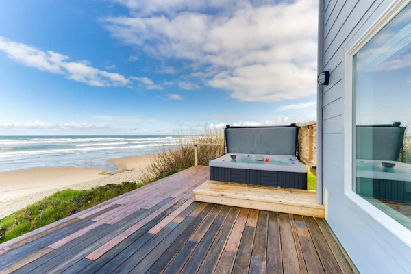 Oceanfront, dog-friendly gem with Castle Rock view, hot tub & beach access