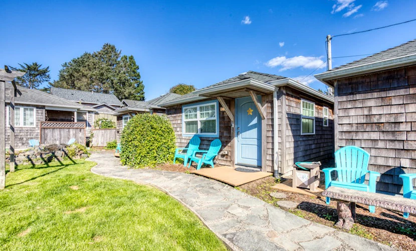 Three Sunny Cottages in a Great Location Near Downtown & Beach - Dogs Welcome