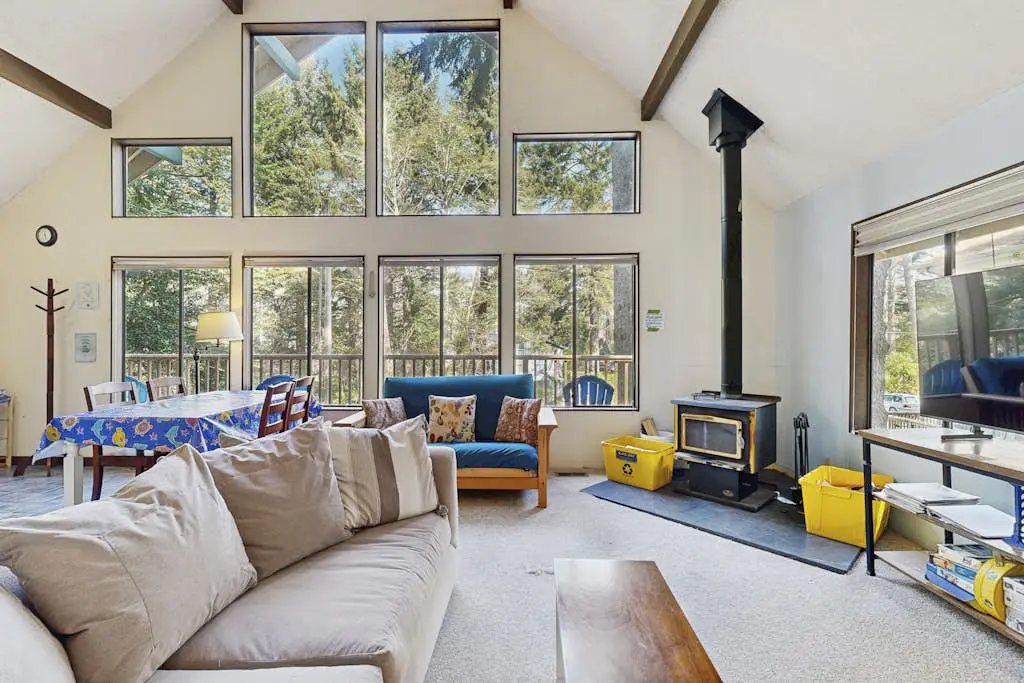 Quiet Home in the Woods with Private Deck - Walk to Beach and Haystack Rock