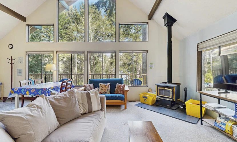 Quiet Home in the Woods with Private Deck - Walk to Beach and Haystack Rock