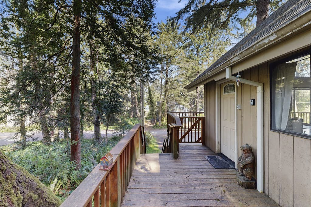 Quiet Home in the Woods with Private Deck - Walk to Beach and Haystack Rock