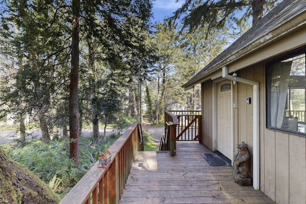 Quiet Home in the Woods with Private Deck - Walk to Beach and Haystack Rock