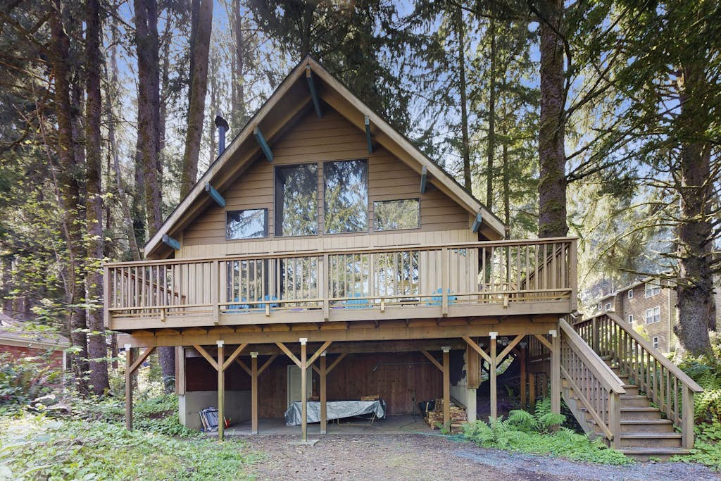 Quiet Home in the Woods with Private Deck - Walk to Beach and Haystack Rock