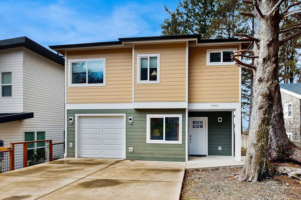 Charming home with ocean views, patio, BBQ grill, WiFi, W/D, walk to beach