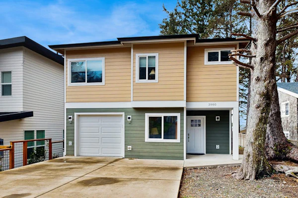 Charming home with ocean views, patio, BBQ grill, WiFi, W/D, walk to beach