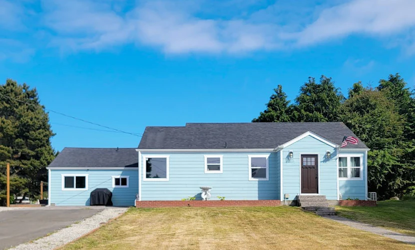 Acreage with sauna, hot tub, firepit, separate studio - beach nearby & dogs OK