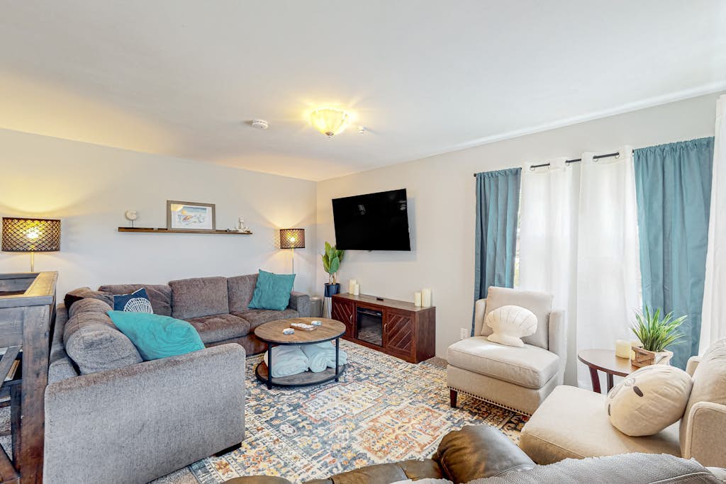 Acreage with sauna, hot tub, firepit, separate studio - beach nearby & dogs OK