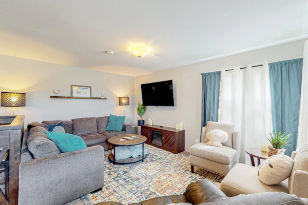 Acreage with sauna, hot tub, firepit, separate studio - beach nearby & dogs OK