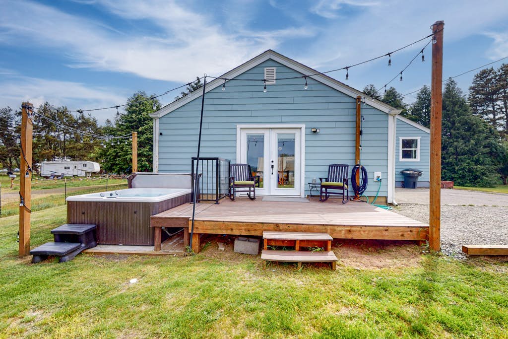 Acreage with sauna, hot tub, firepit, separate studio - beach nearby & dogs OK