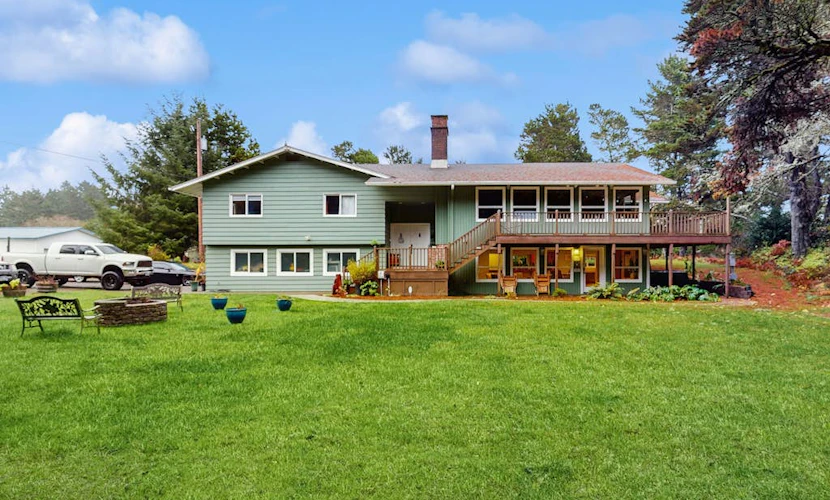 Lower level w/ private hot tub, fire pit, grill, & beach access - dog friendly