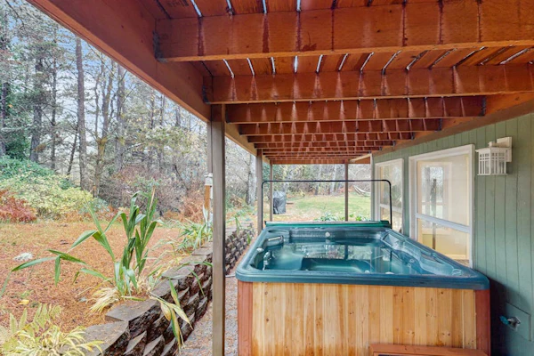 Lower level w/ private hot tub, fire pit, grill, & beach access - dog friendly