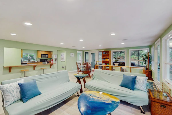 Lower level w/ private hot tub, fire pit, grill, & beach access - dog friendly