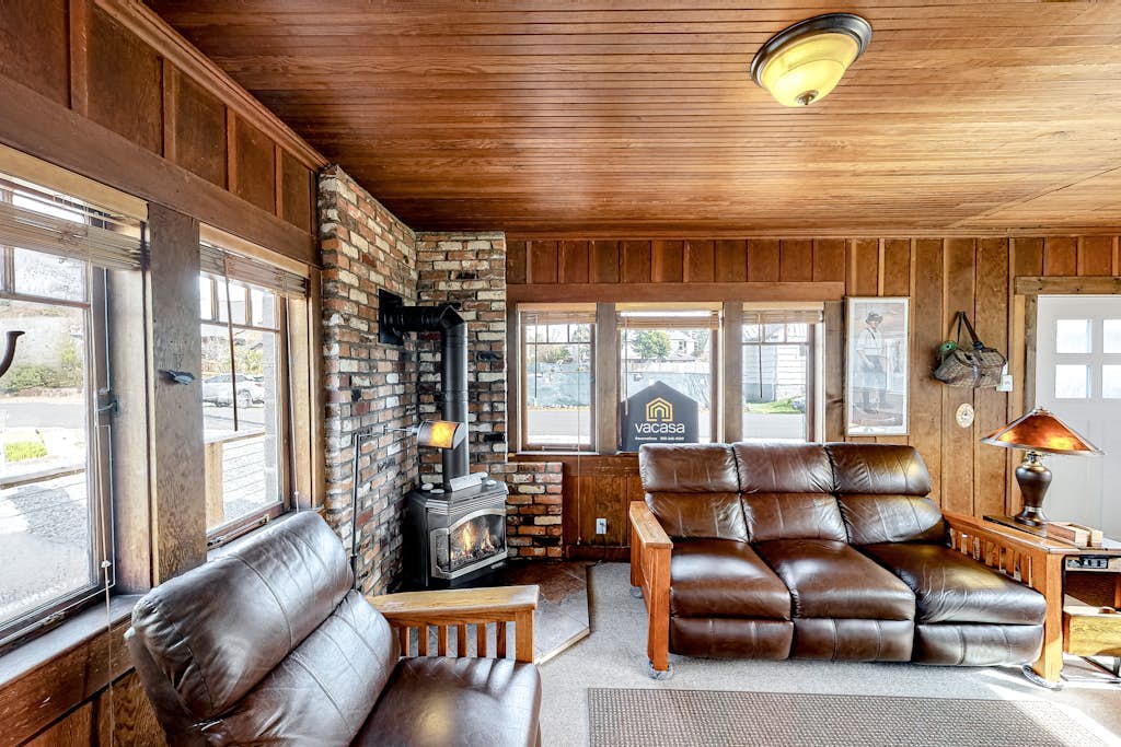 Charming cottage with WiFi & AC - 1/4 mile from the beach (MCA #1213)