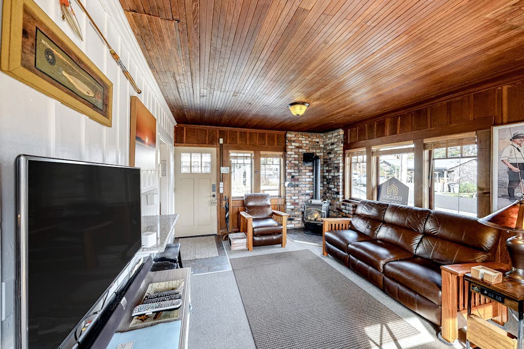 Charming cottage with WiFi & AC - 1/4 mile from the beach (MCA #1213)