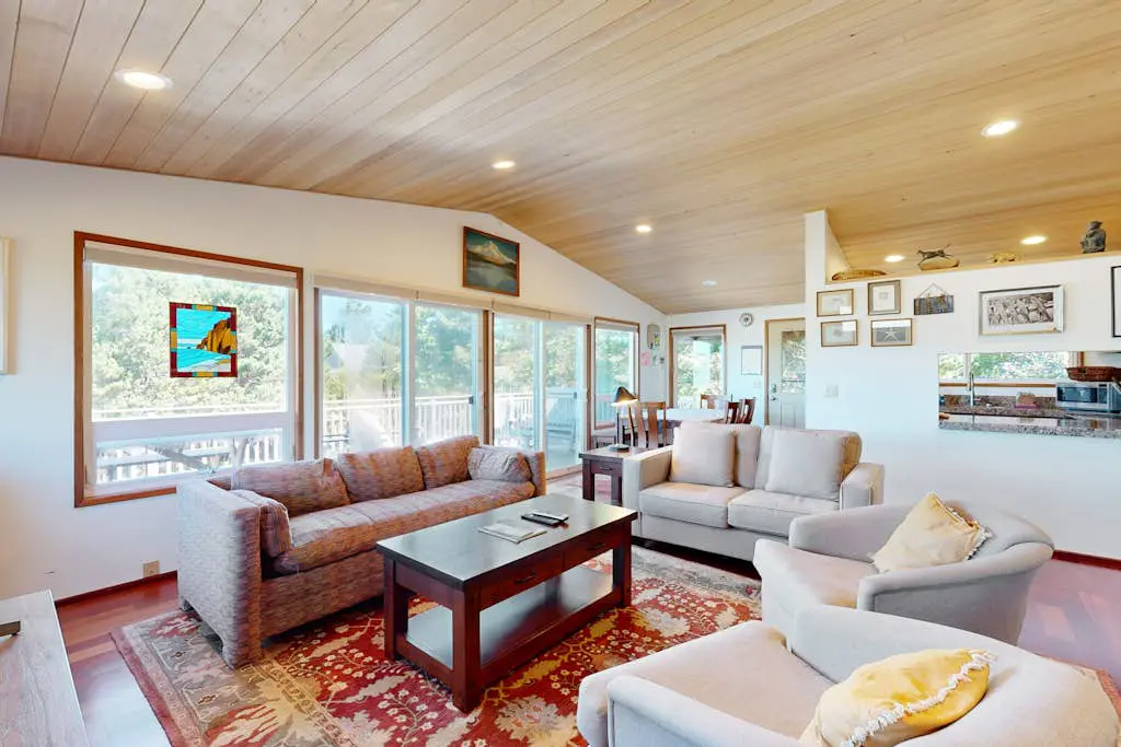 2-story dog-friendly home with Ping-Pong, gas grill, deck,  electric fireplace