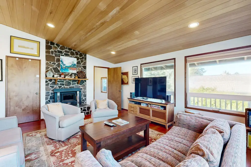 2-story dog-friendly home with Ping-Pong, gas grill, deck,  electric fireplace