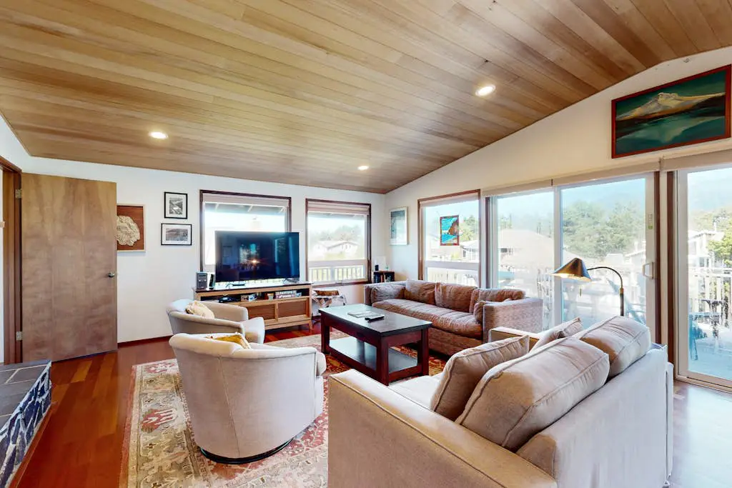 2-story dog-friendly home with Ping-Pong, gas grill, deck,  electric fireplace