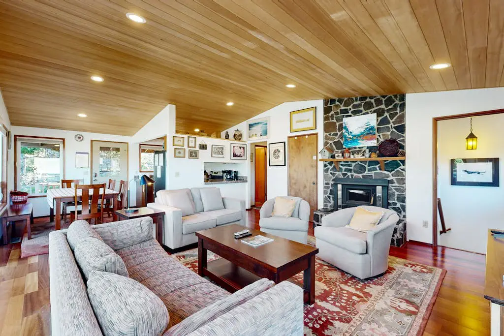 2-story dog-friendly home with Ping-Pong, gas grill, deck,  electric fireplace