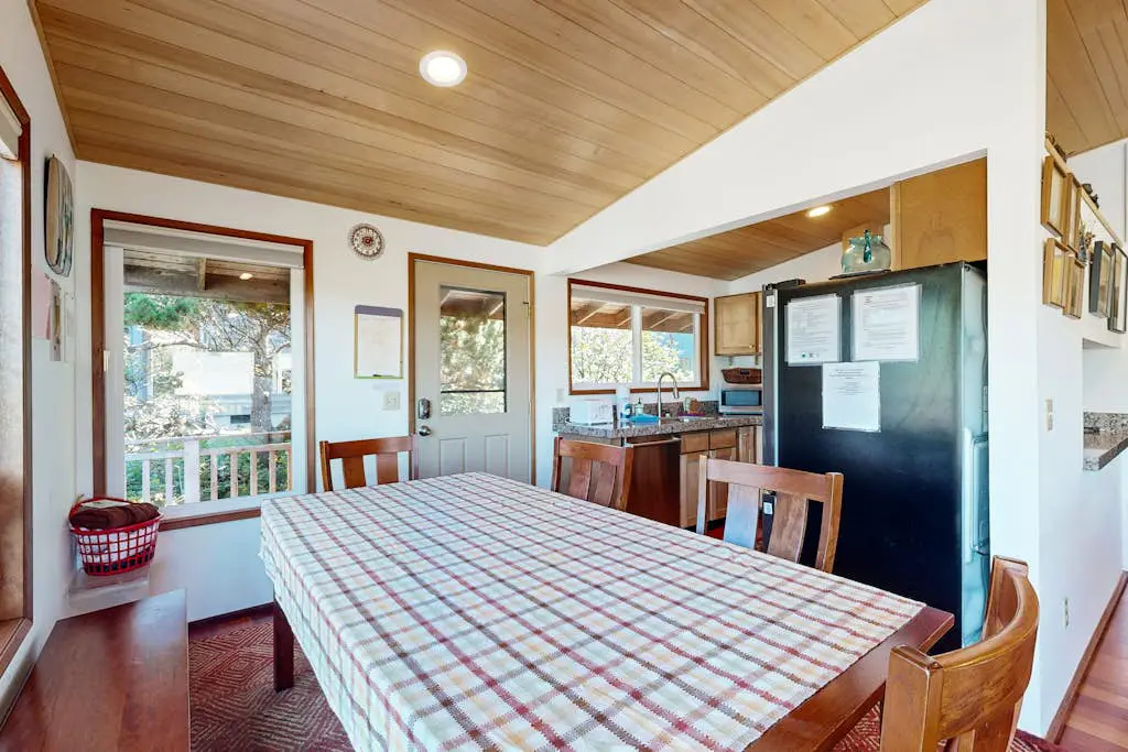 2-story dog-friendly home with Ping-Pong, gas grill, deck,  electric fireplace