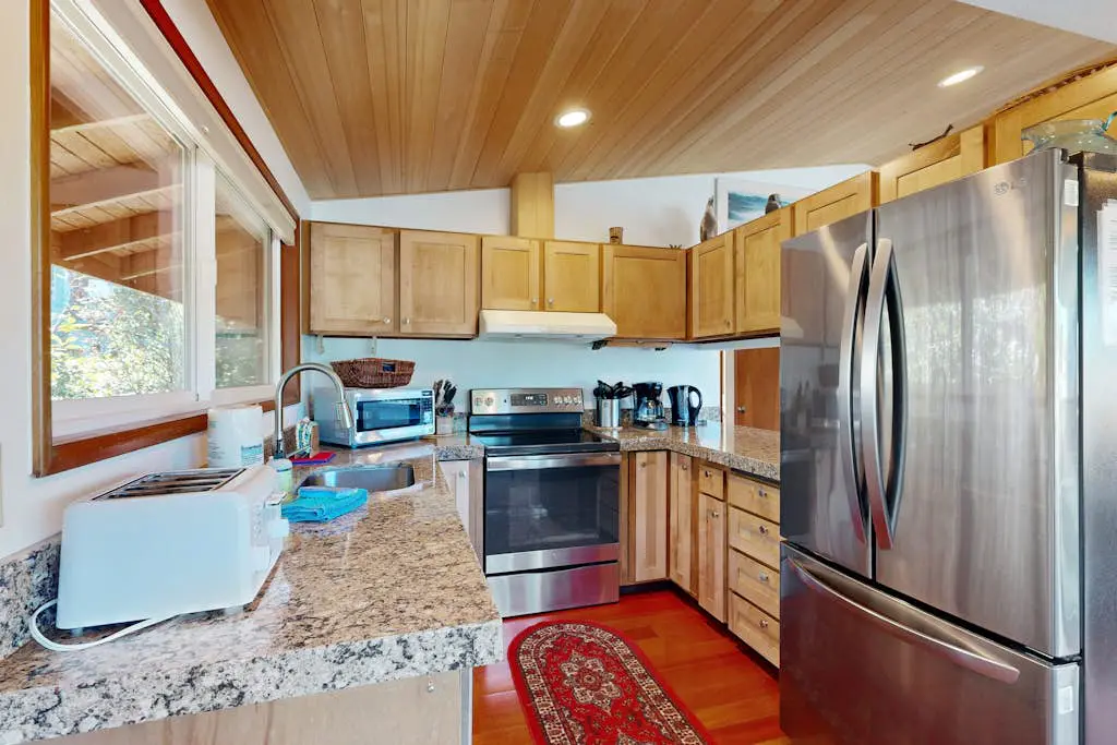 2-story dog-friendly home with Ping-Pong, gas grill, deck,  electric fireplace