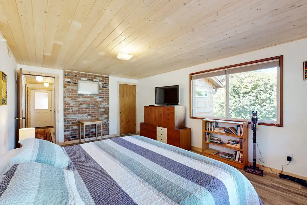 2-story dog-friendly home with Ping-Pong, gas grill, deck,  electric fireplace