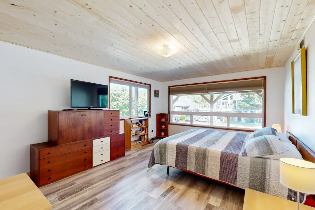 2-story dog-friendly home with Ping-Pong, gas grill, deck,  electric fireplace