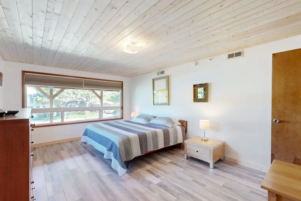 2-story dog-friendly home with Ping-Pong, gas grill, deck,  electric fireplace