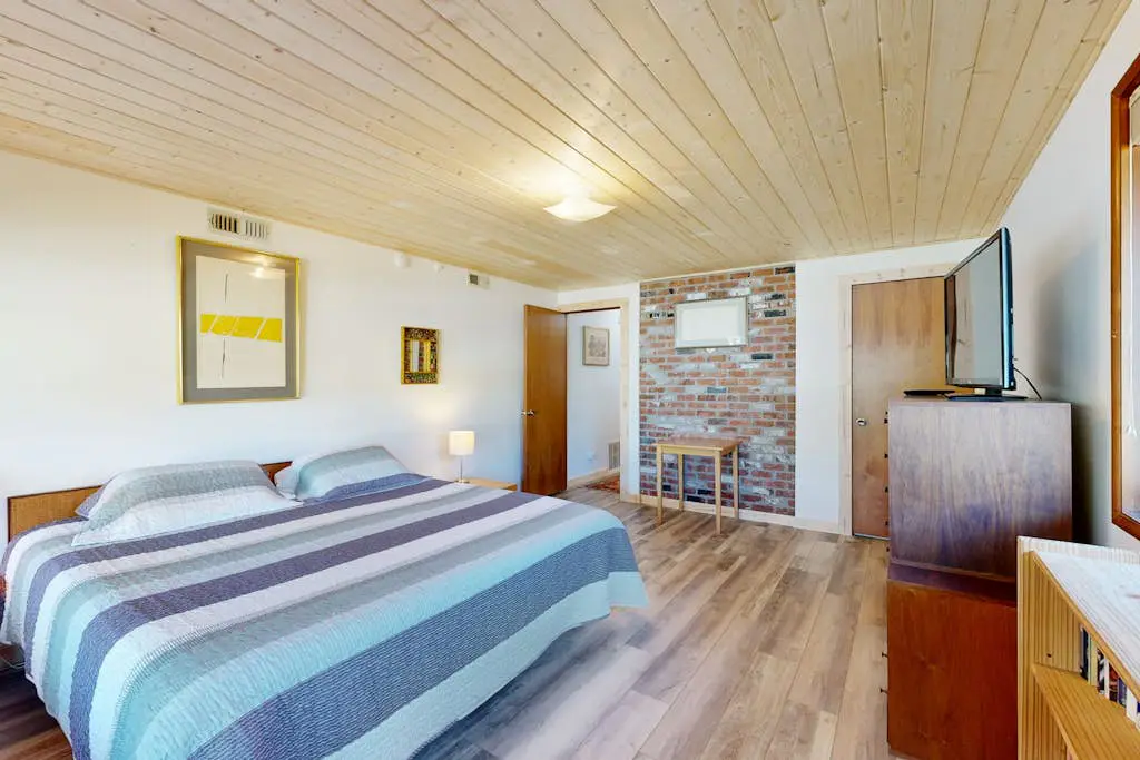2-story dog-friendly home with Ping-Pong, gas grill, deck,  electric fireplace